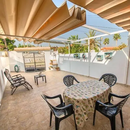 Casa Con Grande Terraza Cerca De La Playa Feriehus